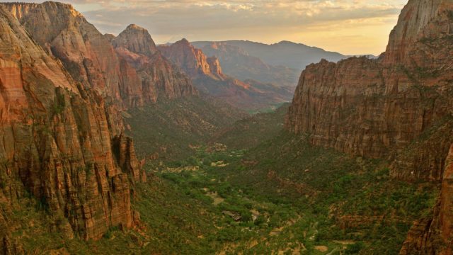Zion_angels_landing_view